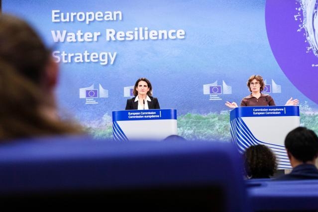 Myndatexti: Fulltrúar framkvæmdastjórnar ESB, Jessika Roswall og Teresu Ribera kynna stefnuna um viðnámsþrótt vatns á fréttamannafundi í Brussel, 4. júní.